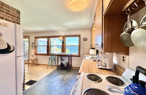 East Boothbay Cottage | King’s View - Stunning Panoramic Ocean Views