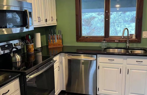 Central Vermont- Killington Ski Chalet | Kingsbrook: Mountain chalet with Sauna, Hot Tub, AC!