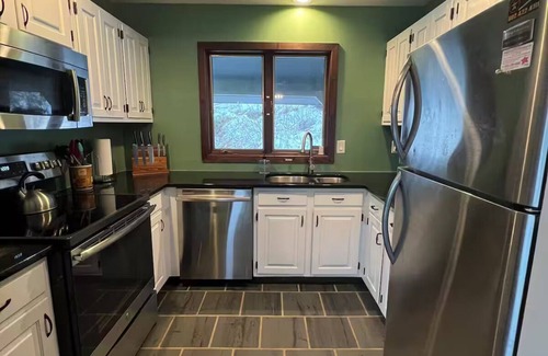 Central Vermont- Killington Ski Chalet | Kingsbrook: Mountain chalet with Sauna, Hot Tub, AC!