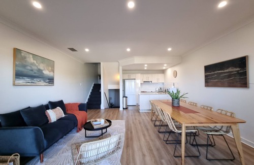 Kingscote House | Kingscote Terraces One: Ocean Views, Fabulous Town Location, Table Tennis, Wifi