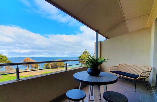 Kingscote House | Kingscote Terraces One: Ocean Views, Fabulous Town Location, Table Tennis, Wifi