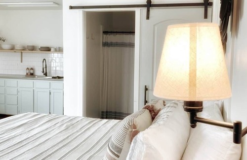 Homer House | Kingsize Bed - Romantic Getaway on the Homer Spit
