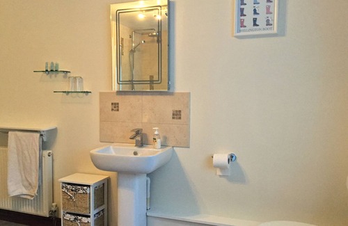 Kenn Other | Kingsize bed with ensuite Shower room