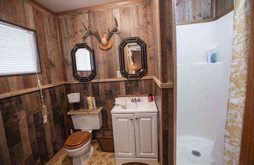 Kingsland Cottage | Kingsland Duo – 2 Cottages in 1! Lakeview Living w/Lake Access