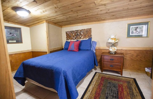 Kingsland Cottage | Kingsland Duo – 2 Cottages in 1! Lakeview Living w/Lake Access