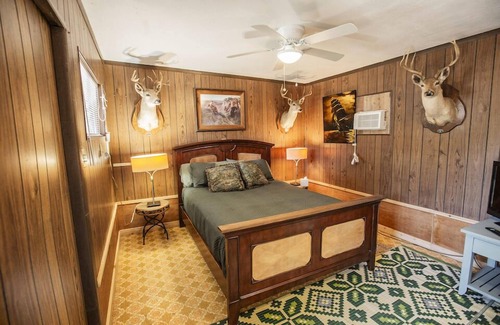 Kingsland Cottage | Kingsland Duo – 2 Cottages in 1! Lakeview Living w/Lake Access