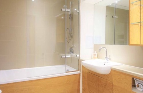 Canbury Apartment | Kingston 2 beds with balcony