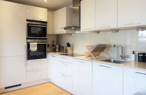 Canbury Apartment | Kingston 2 beds with balcony
