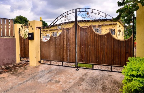 Molynes Gardens Apartment | Kingston Sunset Guest Apartment I