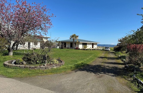 Kingston House | Kingston Waterfront Retreat – Beach, Pool & Amazing Sound & Mountain Views!