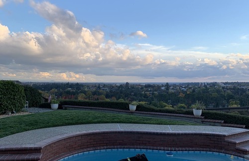 Redding House | Kingsview Luxury Retreat above the city 1 King Bed 2 Queen beds