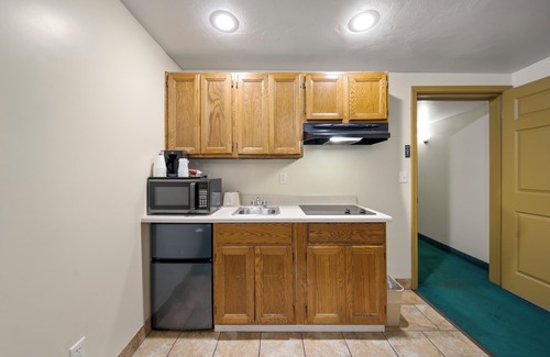 Caro Hotel | Kingsway Inn