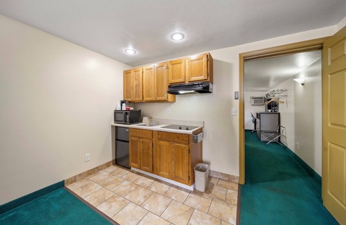 Caro Hotel | Kingsway Inn