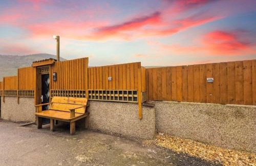 Rhondda Cynon Taff House | Kinky Kabin W Hot Tub, Sauna And Rooftop Garden