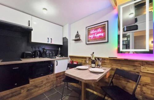 Rhondda Cynon Taff House | Kinky Kabin W Hot Tub, Sauna And Rooftop Garden
