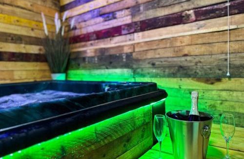 Rhondda Cynon Taff House | Kinky Kabin W Hot Tub, Sauna And Rooftop Garden