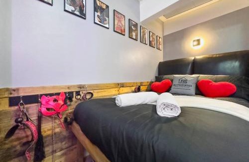 Rhondda Cynon Taff House | Kinky Kabin W Hot Tub, Sauna And Rooftop Garden