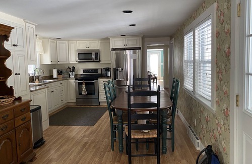 Southern Coast House | Kinney Shores home just steps to beautiful 7 miles of sandy beach on Saco Bay
