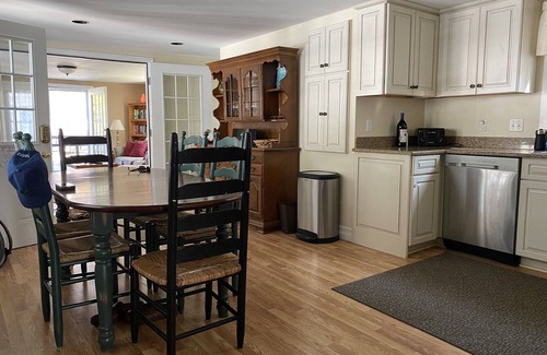 Southern Coast House | Kinney Shores home just steps to beautiful 7 miles of sandy beach on Saco Bay