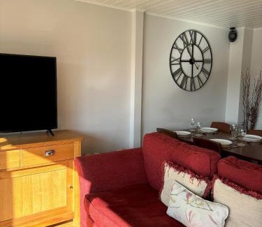 South Cerney Cabin | Kinsale Lodge · Cotswolds Lakeside - Spring Lake