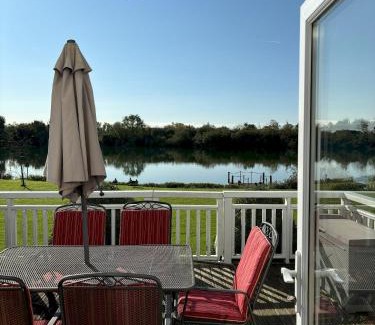 South Cerney Cabin | Kinsale Lodge · Cotswolds Lakeside - Spring Lake