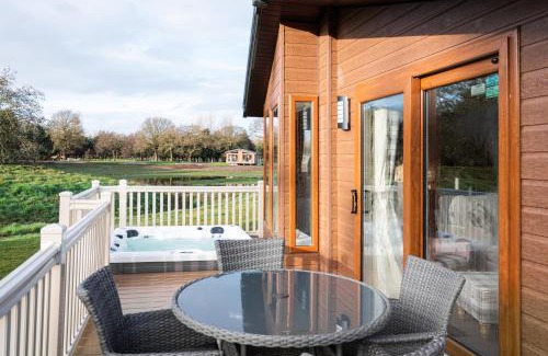 Allerthorpe Cabin | Kinship Lodge with Hot Tub