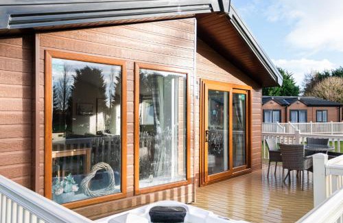 Allerthorpe Cabin | Kinship Lodge with Hot Tub