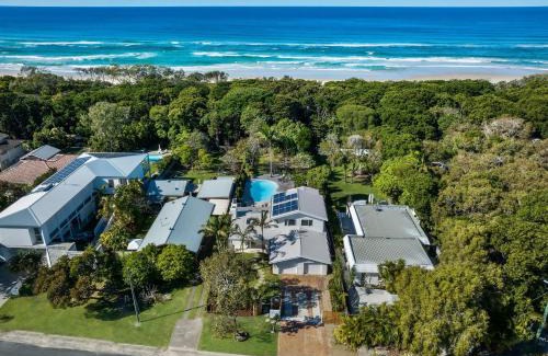 Suffolk Park House | Kirra Beach House - relax in pool & sauna