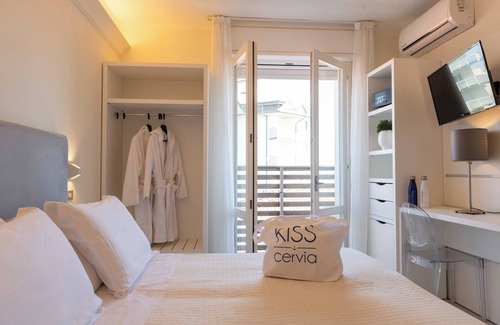 Pinarella Hotel | Kiss Beachfront Hotel & Restaurant