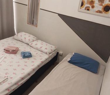 Maringa Apartment | Kit net 02 quarto e cozinha espaço exclusivo cama casal e cama solteiro