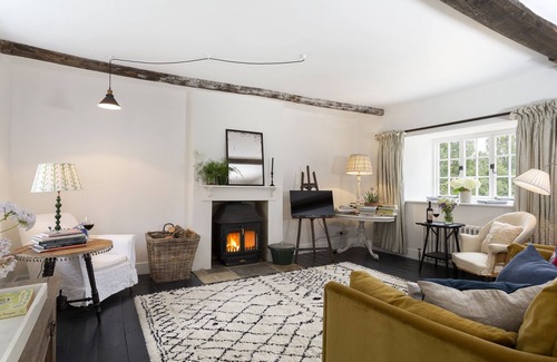 Moreton-in-Marsh Cottage | Kitchen Garden Cottage is a beautiful honey coloured stone cottage