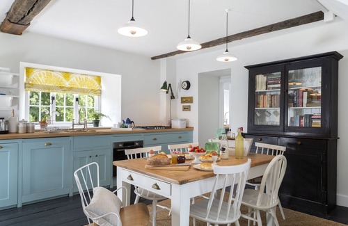 Moreton-in-Marsh Cottage | Kitchen Garden Cottage is a beautiful honey coloured stone cottage