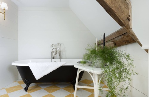 Moreton-in-Marsh Cottage | Kitchen Garden Cottage is a beautiful honey coloured stone cottage