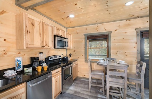 Pittman Center Cabin | Kitchen, King Size Bed, Hot Tub, and Fishing Lake just a Short Walk