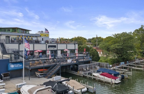 Monona House | KITCHEN 🔥 KING SUITE 👑 DECK & YARD 😎 SPACIOUS 🏡