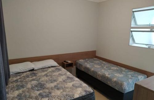 Asturias Apartment | Kitnet Asturias 51B no Ed. Guariatã, próximo a praia das Astúrias em Guarujá