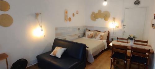 Boqueirao Apartment | Kitnet Boqueirão - Completa com Wi-fi - 50 mts da praia - perto de tudo no centro comercial