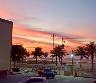Caicara Apartment | Kitnet frente pro mar em Vila Caiçara, portaria 24 hs e wifi