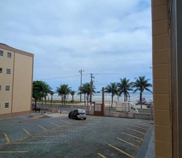 Caicara Apartment | Kitnet frente pro mar em Vila Caiçara, portaria 24 hs e wifi