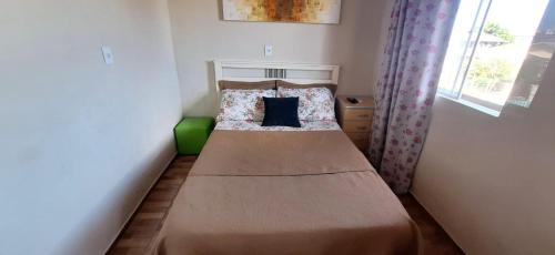 Torres House | KITNET S4 em TORRES-RS - Confortável com cama casal box, cama de solteiro bicama, televisão, geladeira, micro-ondas, chaleira elétrica, ar-condicionado split - Anfitriã Superhost no BnB