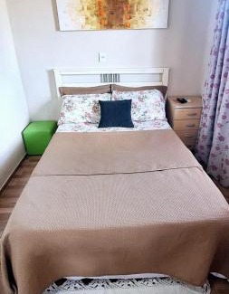 Torres House | KITNET S4 em TORRES-RS - Confortável com cama casal box, cama de solteiro bicama, televisão, geladeira, micro-ondas, chaleira elétrica, ar-condicionado split - Anfitriã Superhost no BnB
