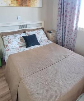 Torres House | KITNET S4 em TORRES-RS - Confortável com cama casal box, cama de solteiro bicama, televisão, geladeira, micro-ondas, chaleira elétrica, ar-condicionado split - Anfitriã Superhost no BnB