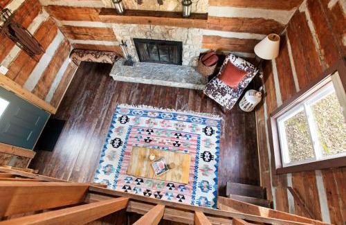 Indianapolis House | Kit’s Cabin Log Cabin Retreat in Indianapolis