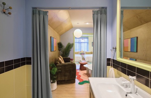 Thanon Phetchaburi Hotel | KITSCH HOTEL