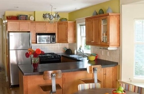 Kitsilano House | Kitsilano 2 BR+Den, 3 BA by UBC, Hospital, Beach: BOOK BY 9/30 & SAVE $250/MONTH