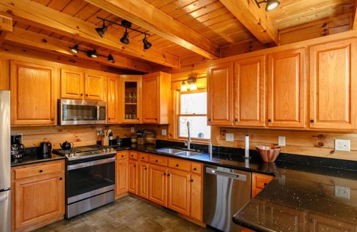 Old Fort Cabin | Kitty's Cabin - Hot tub! WiFi!