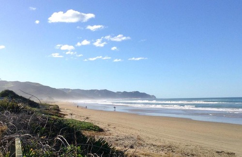 Ocean Beach House | Kiwiana Bach - Ocean Beach Bach