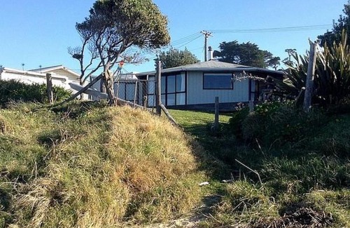 Ocean Beach House | Kiwiana Bach - Ocean Beach Bach