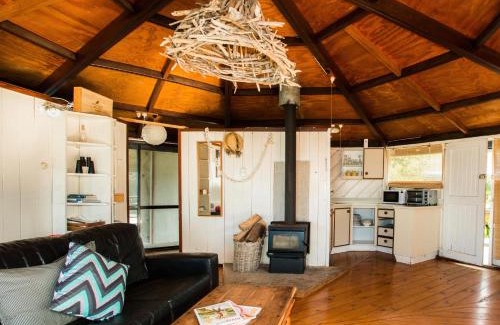 Ocean Beach House | Kiwiana Bach - Ocean Beach Bach