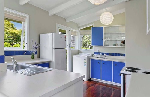 Rainbow Point House | Kiwiana Cottage 1 minute walk to the lake